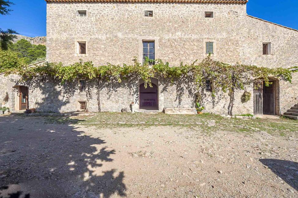 Renovierungsbedürftige Finca mit 710.000 m2 Grundstück in Escorca