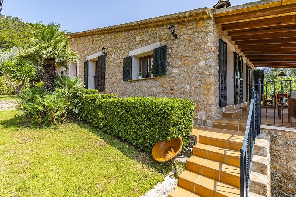 Rustic villa with salt water pool and garden in Alaró