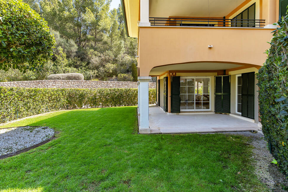 Garden apartment on the golf course with communal pool in Son Vida