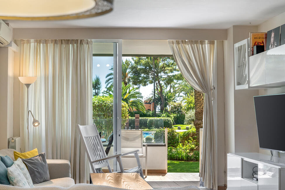 Hübsches Erdgeschoss-Apartment mit Garten- und Poolblick in Portals Nous
