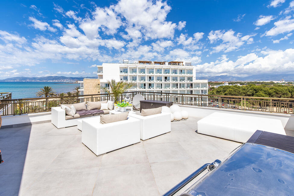 Luxurious penthouse on the seafront with parking space in Playa de Palma