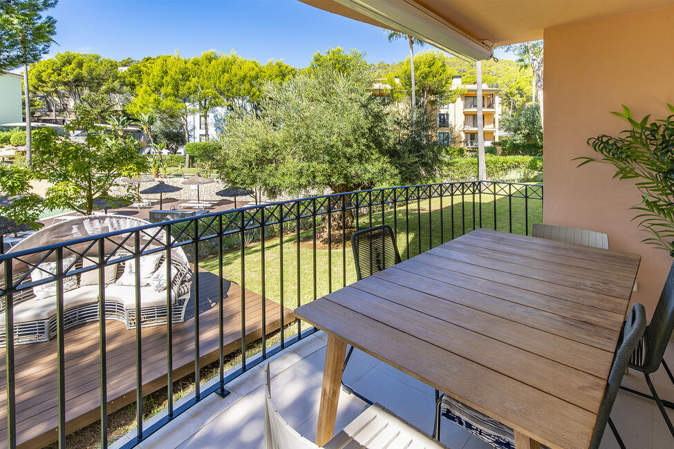 Herausragendes Erdgeschoss-Apartment mit wunderschönem Privatgarten in Camp de Mar