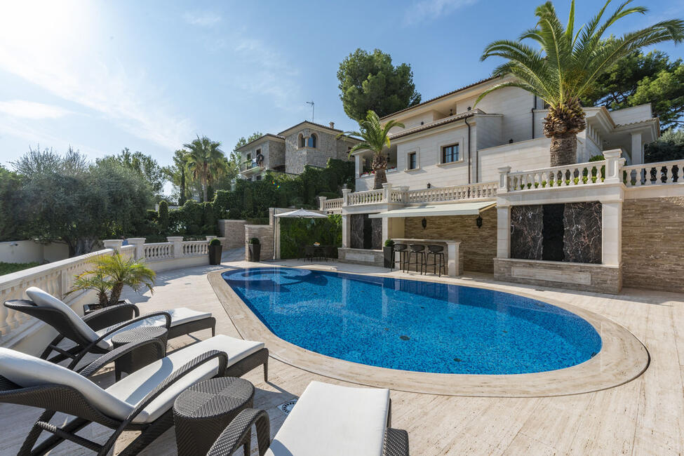 Luxuriöse Villa mit Pool, Meer- und Bergblick, in Strandnähe in Paguera