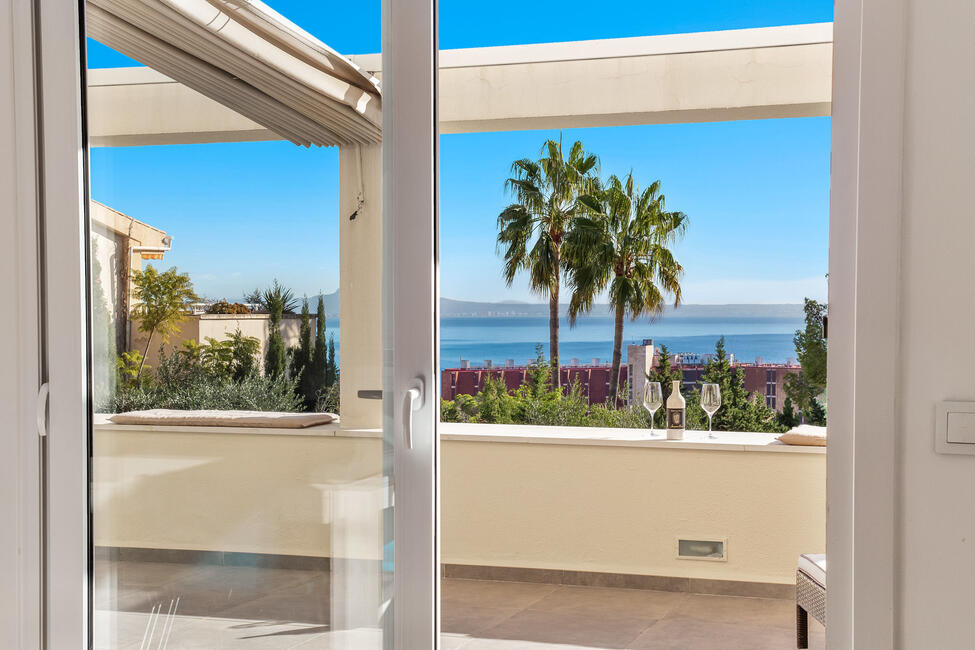 Sonnige Gartenwohnung mit Meerblick und Gemeinschaftspool in Cas Català