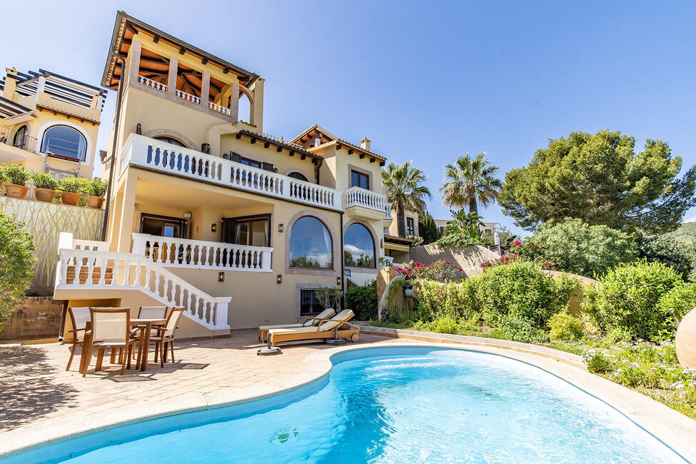 Mediterranes Reihenhaus mit privatem Pool am Golfplatz in Camp de Mar