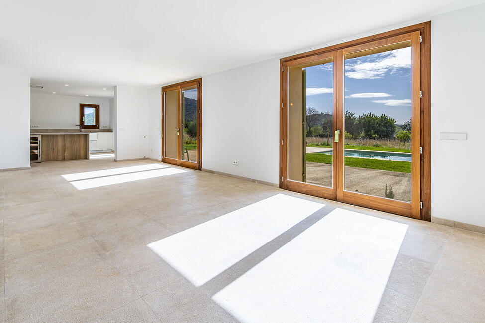 Soleada finca de nueva construcción con maravillosas vistas a la montaña y piscina en Alaró