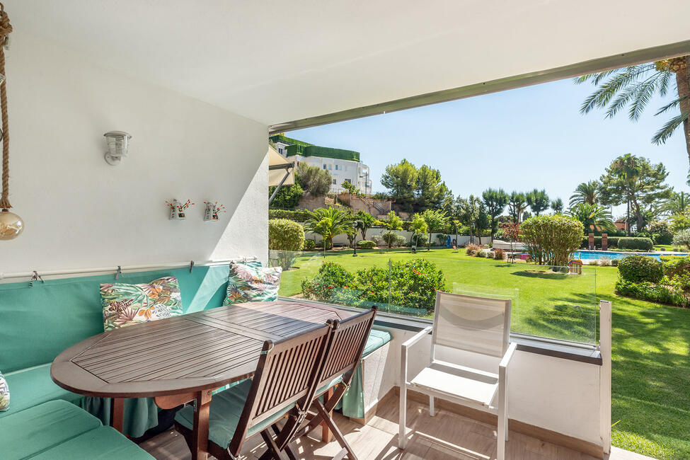 Hübsches Erdgeschoss-Apartment mit Garten- und Poolblick in Portals Nous