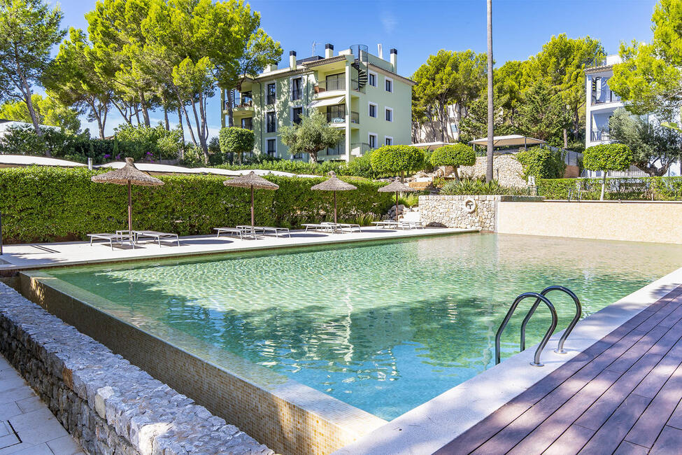 Herausragendes Erdgeschoss-Apartment mit wunderschönem Privatgarten in Camp de Mar