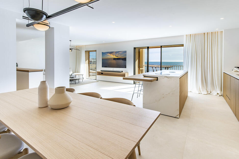 Luxuriously renovated apartment in 1st sea line in Palma-Portixol