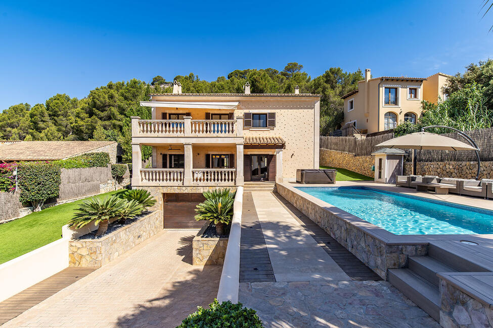Sonnige und energiesparende Familienvilla mit Pool und Garage in Calvia