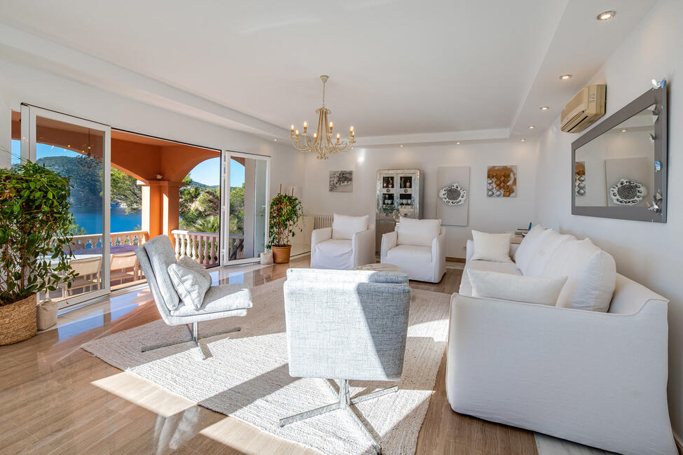 Luxury villa in 1st sea line with rental license in Camp de Mar