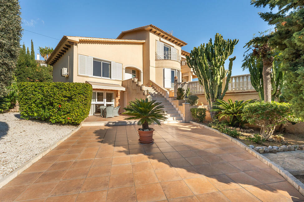 Fantastische Villa mit Gästeapartment und Teilmeerblick in Costa d’en Blanes