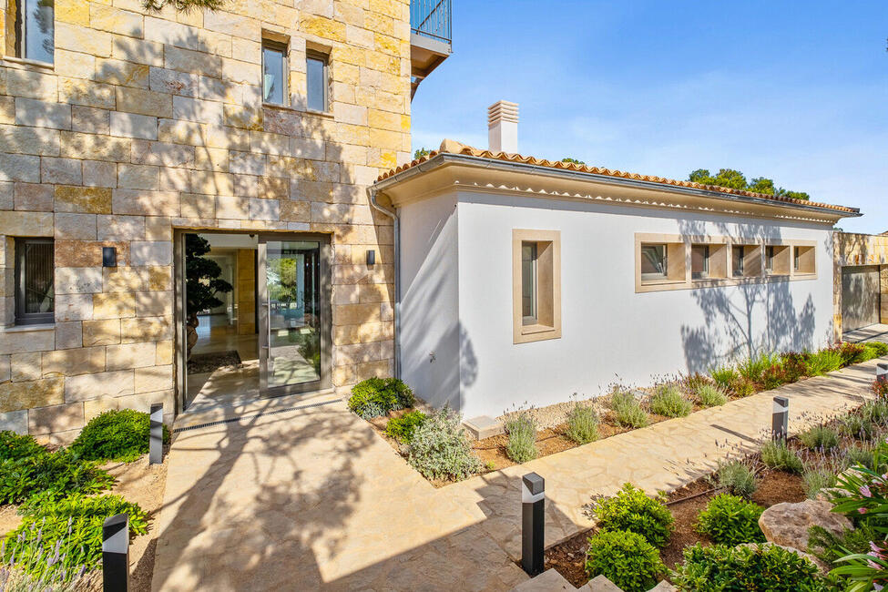 Hübsche Neubau-Villa mit Pool und Teilmeerblick in Sol de Mallorca