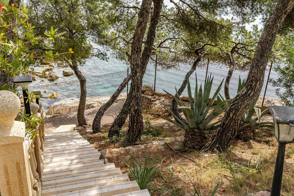 Beeindruckende Villa in 1. Meereslinie und privatem Meerzugang in Cala Fornells