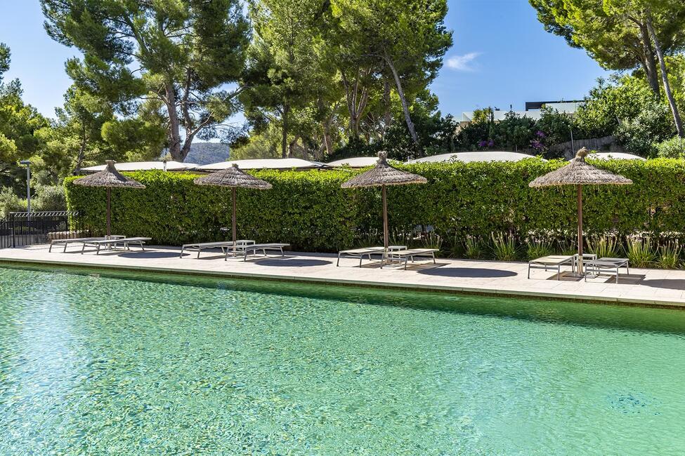 Herausragendes Erdgeschoss-Apartment mit wunderschönem Privatgarten in Camp de Mar