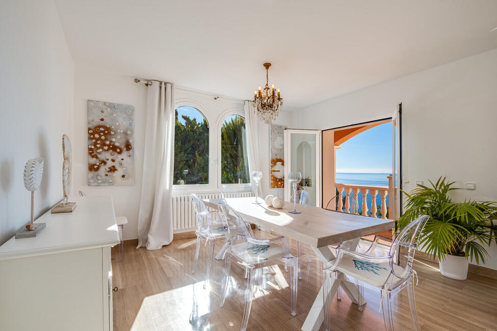 Luxury villa in 1st sea line with rental license in Camp de Mar
