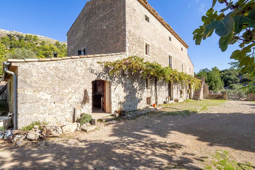Renovierungsbedürftige Finca mit 710.000 m2 Grundstück in Escorca