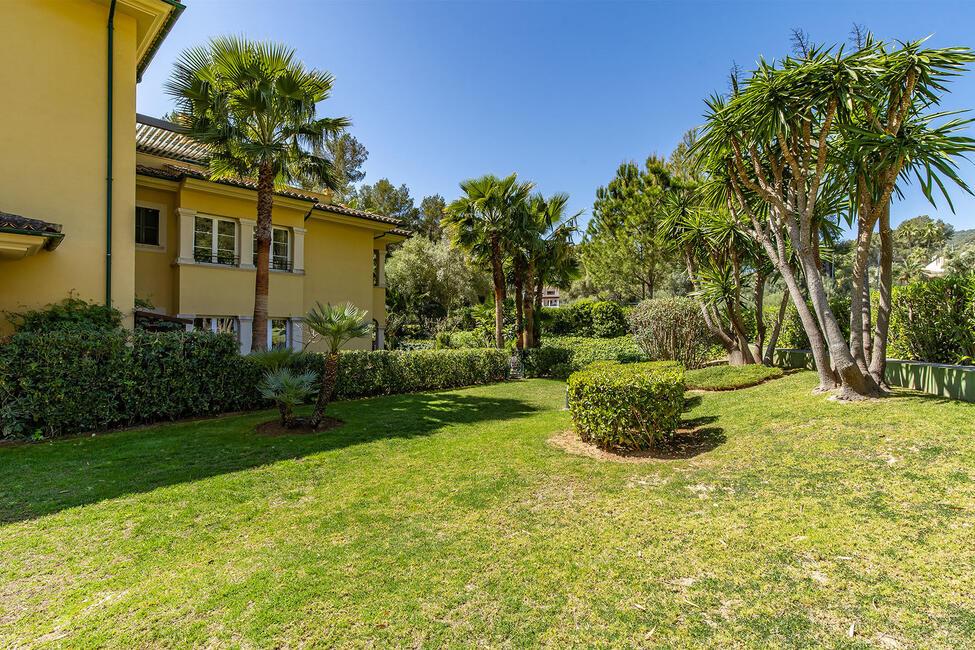 Garden apartment on the golf course with communal pool in Son Vida