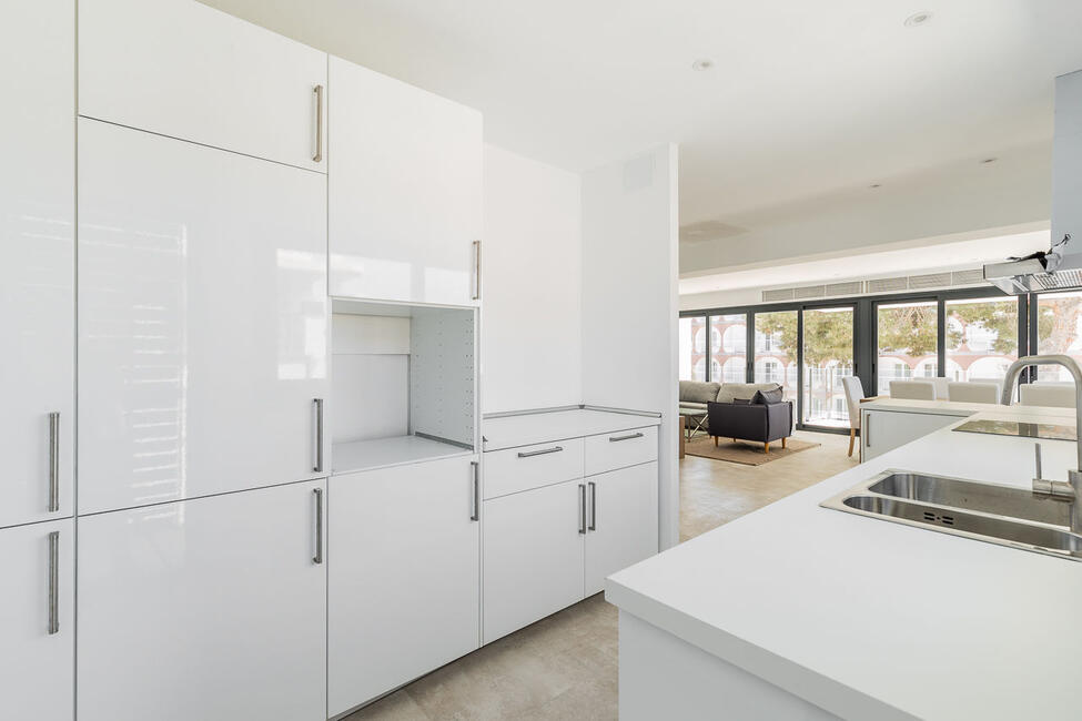 Neubau-Gebäude mit 4 Apartments und 4 Geschäftsräumen in Arenal
