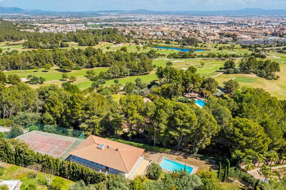 Klassische Villa mit Pool und eigenem Tennisplatz in Son Vida