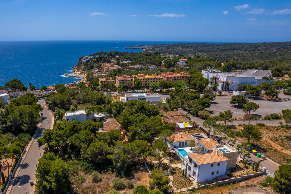Hübsche Neubau-Villa mit Pool und Teilmeerblick in Sol de Mallorca