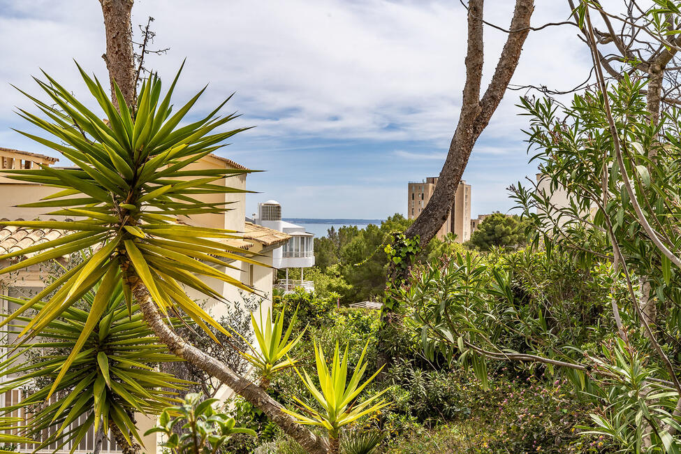 Planta baja bien cuidada con jardín privado y piscina comunitaria en Cas Catalá