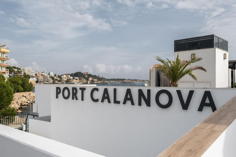 Modernes Penthouse in 1. Meereslinie mit privater Terrasse und Hafenblick in Cala Nova