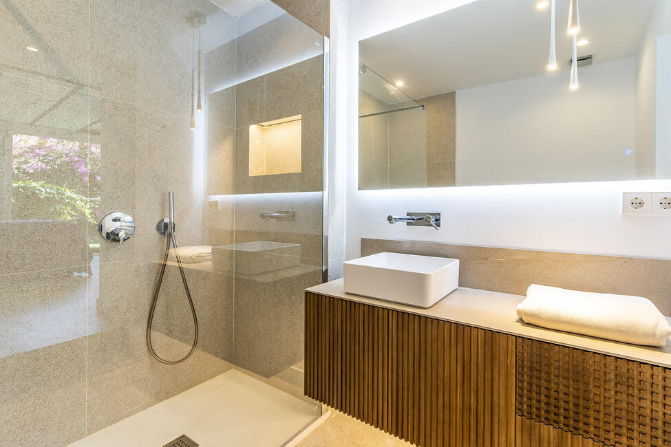 Top-renoviertes Duplex-Apartment mit Innenhof in Santa Catalina