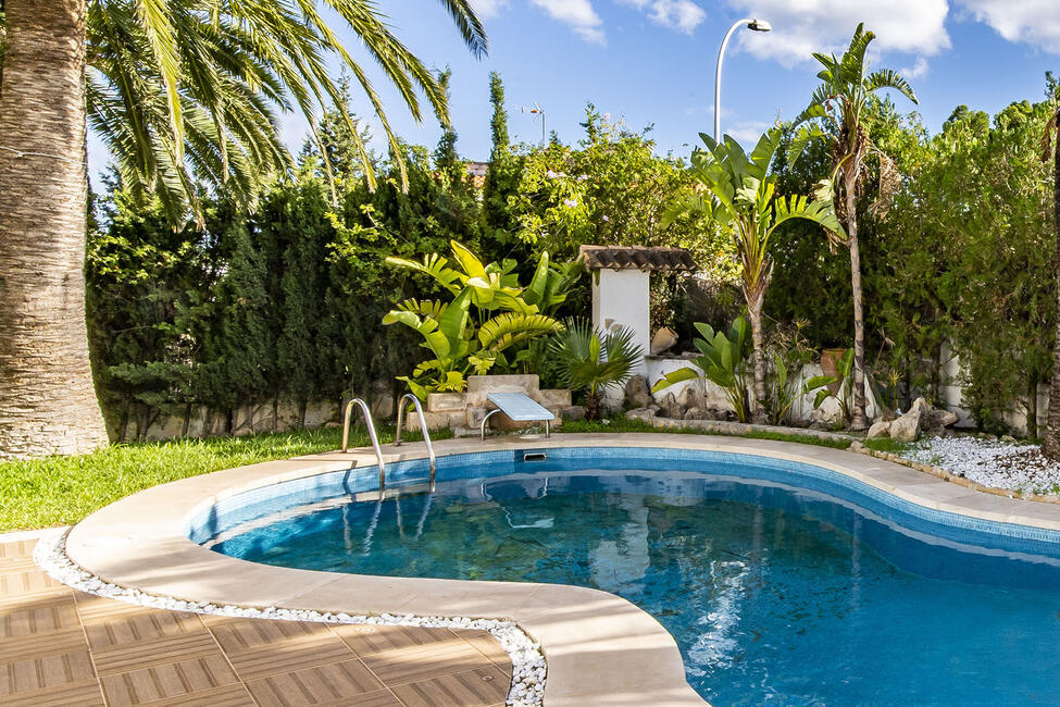 Mediterrane, renovierungsbedürftige Villa mit Pool, in Strandnähe in Palmanova