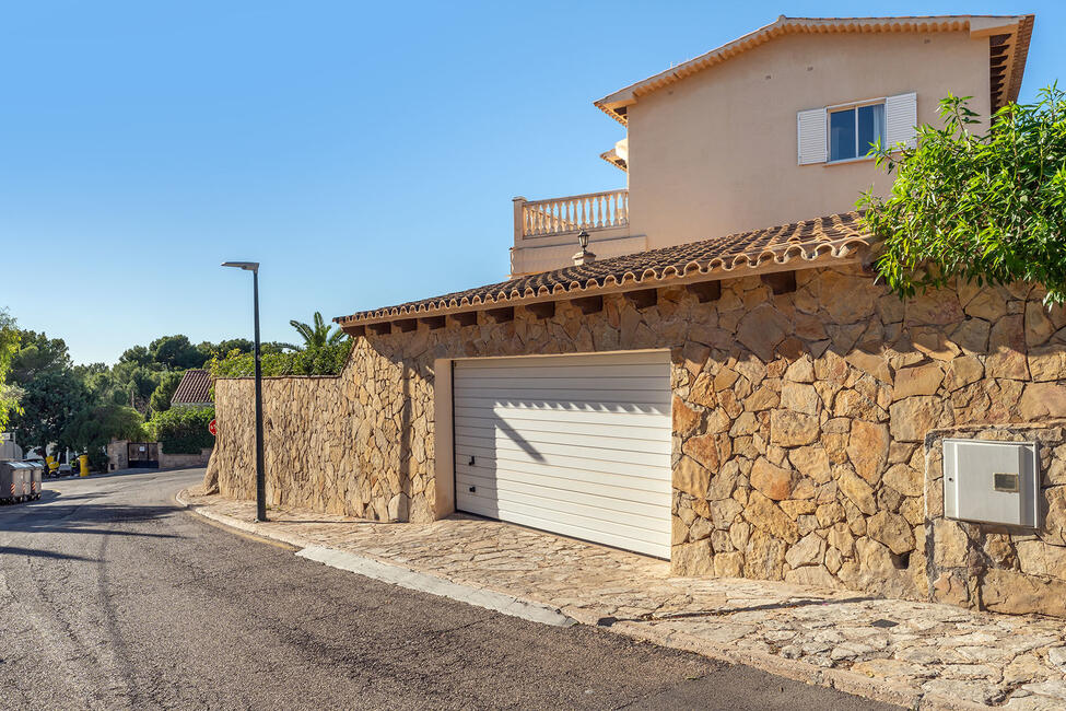 Fantastische Villa mit Gästeapartment und Teilmeerblick in Costa d’en Blanes