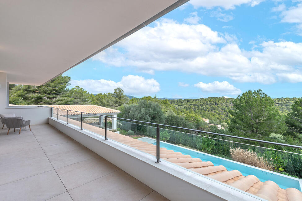 Mediterrane Villa mit Pool und Blick auf das Bellver Schloss in Bonanova