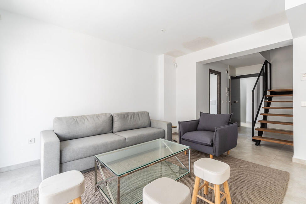 Neubau-Gebäude mit 4 Apartments und 4 Geschäftsräumen in Arenal
