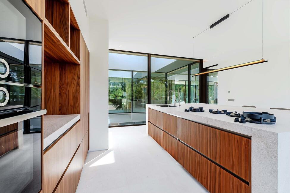 Wunderschöne Neubau-Villa mit traumhaften Poolbereich und Gästeapartment in Bendinat
