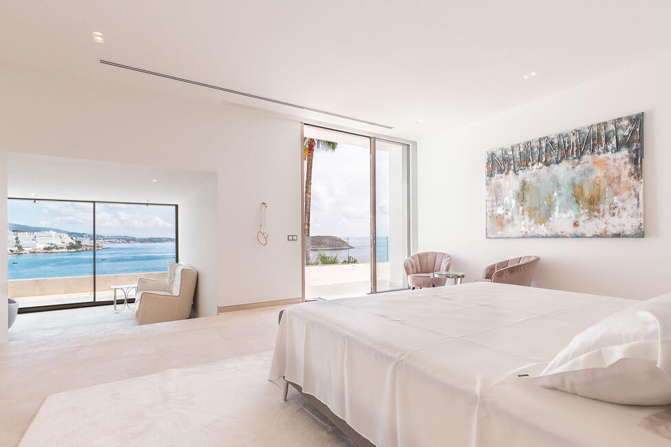 Spektakuläre Neubau-Luxusvilla in 1. Meereslinie in Cala Viñas