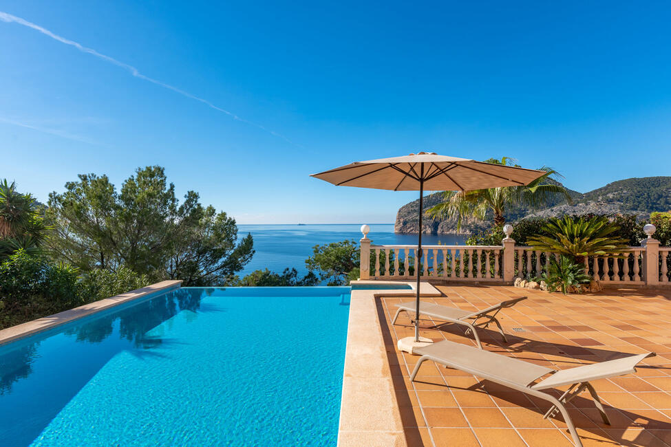 Luxury villa in 1st sea line with rental license in Camp de Mar