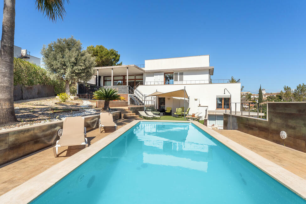 Schöne Villa in fantastischer Lage mit Meerblick und Pool in Genova
