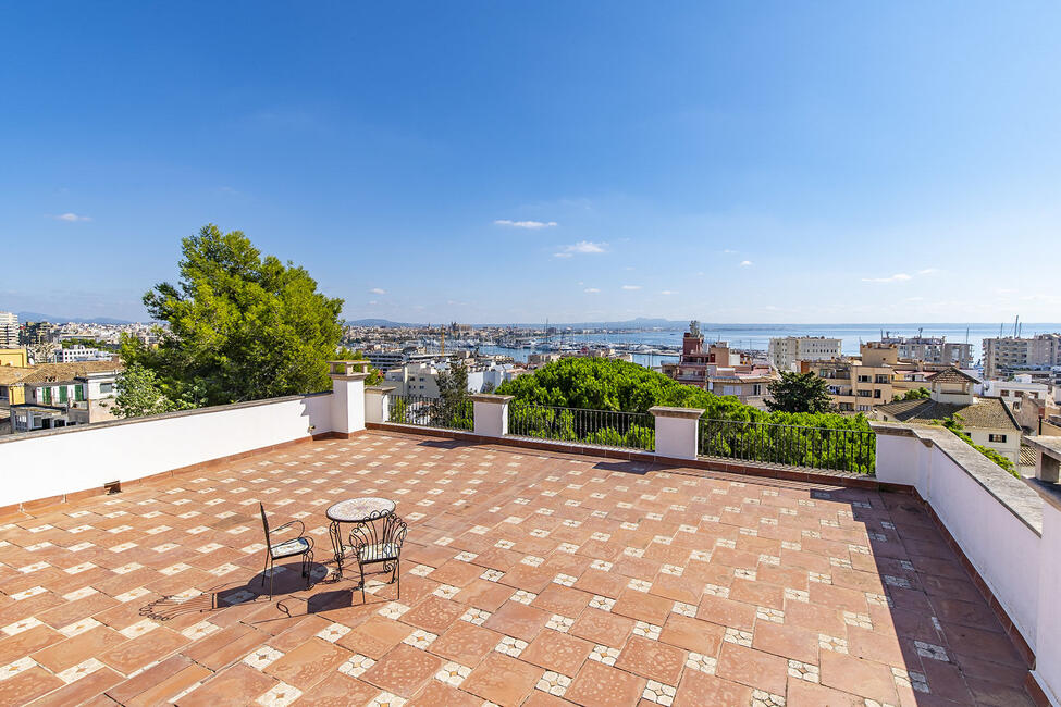 Casa señorial reformada con vistas al mar y piscina a los pies del Castillo de Bellver en Palma