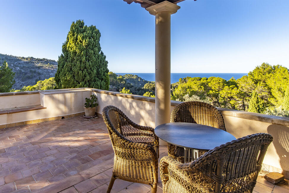 In die Natur eingebettete Villa mit Meer- und Bergblick in Deia