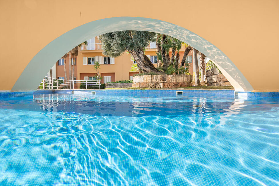 Dúplex reformado con piscina privada cerca del campo de golf en Bendinat