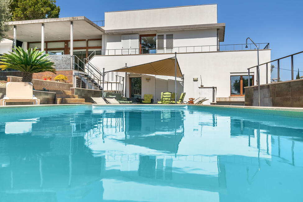 Schöne Villa in fantastischer Lage mit Meerblick und Pool in Genova