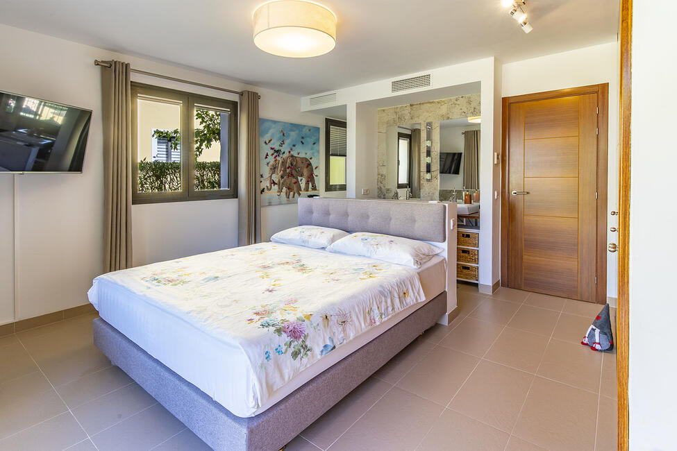 Herausragendes Erdgeschoss-Apartment mit wunderschönem Privatgarten in Camp de Mar
