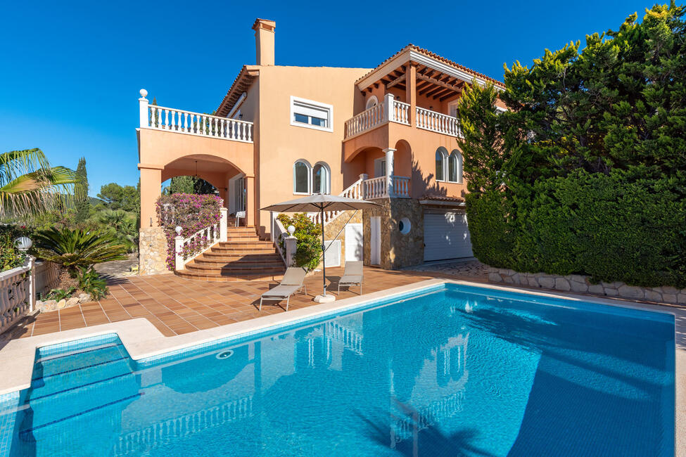 Luxury villa in 1st sea line with rental license in Camp de Mar