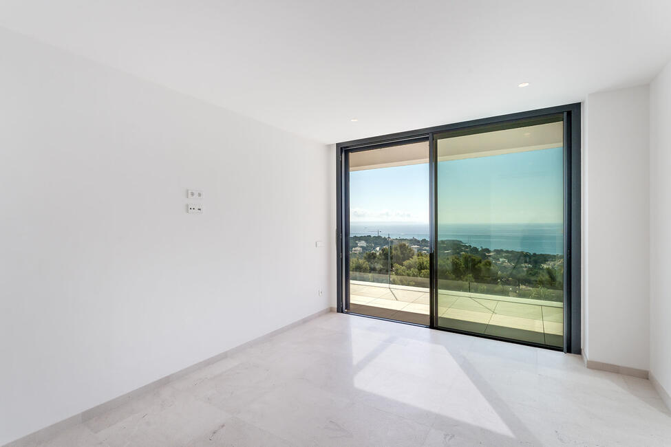 Moderna villa de nueva construcción con piscina e impresionantes vistas al mar en Portals Nous