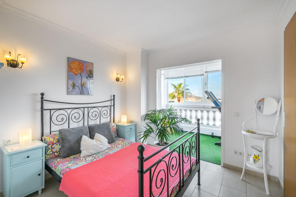 Gepflegte Doppelhaushälfte mit Pool und Dachterrasse in Puig de Ros