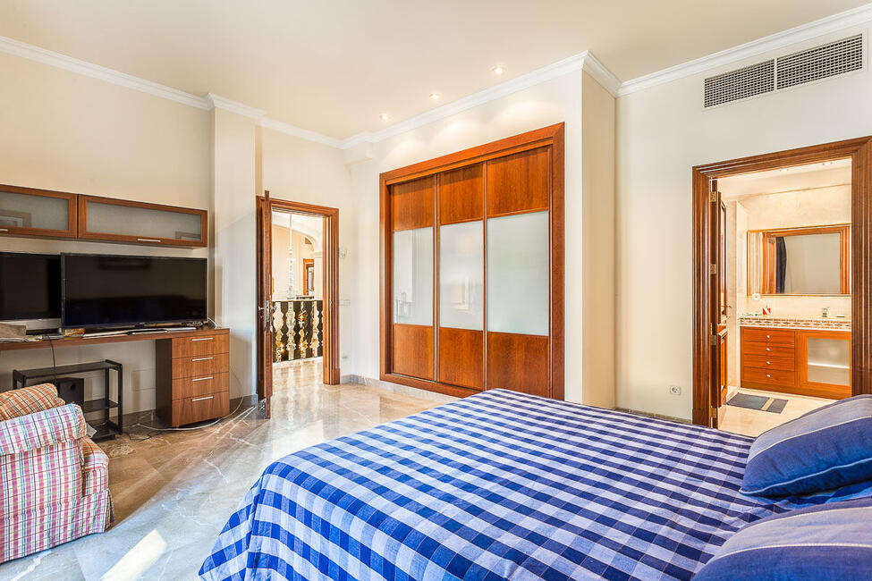 Prächtige Villa in 1. Meereslinie in Son Veri Nou
