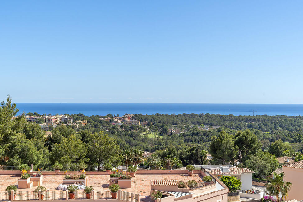 Fantástico ático con vistas al mar cerca del campo de golf en Bendinat