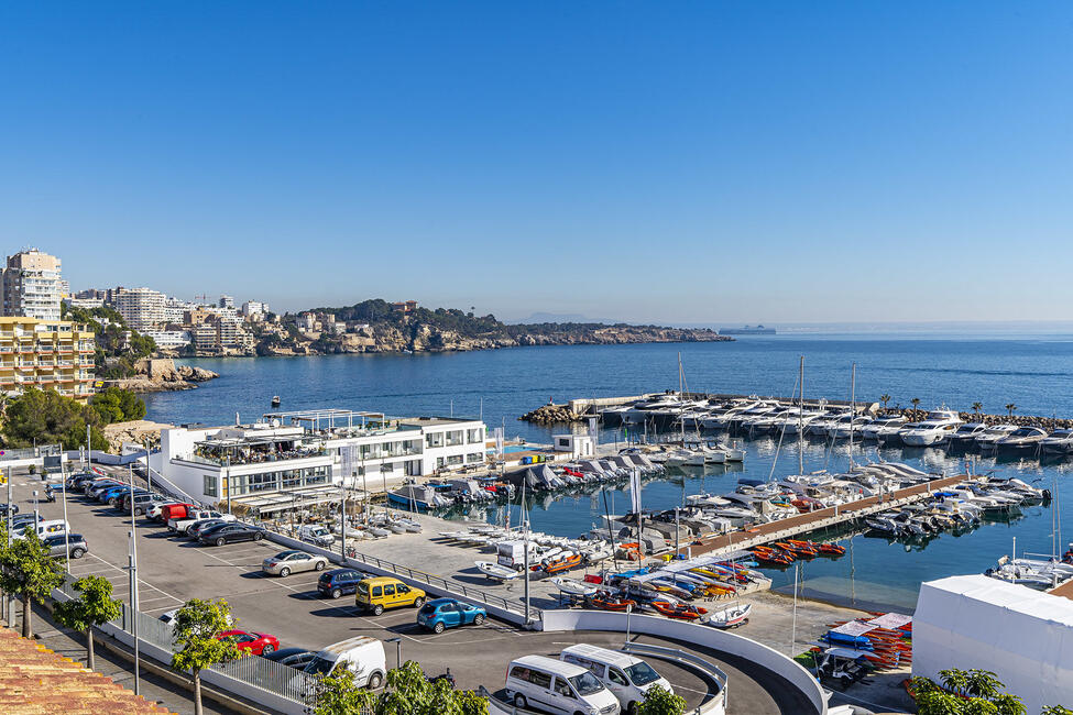 Planta baja bien cuidada con jardín privado y piscina comunitaria en Cas Catalá