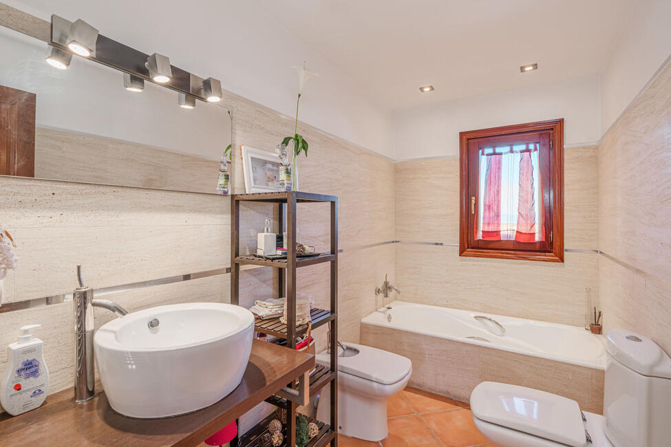 Mediterrane Villa mit Pool und Meerblick in Sa Torre