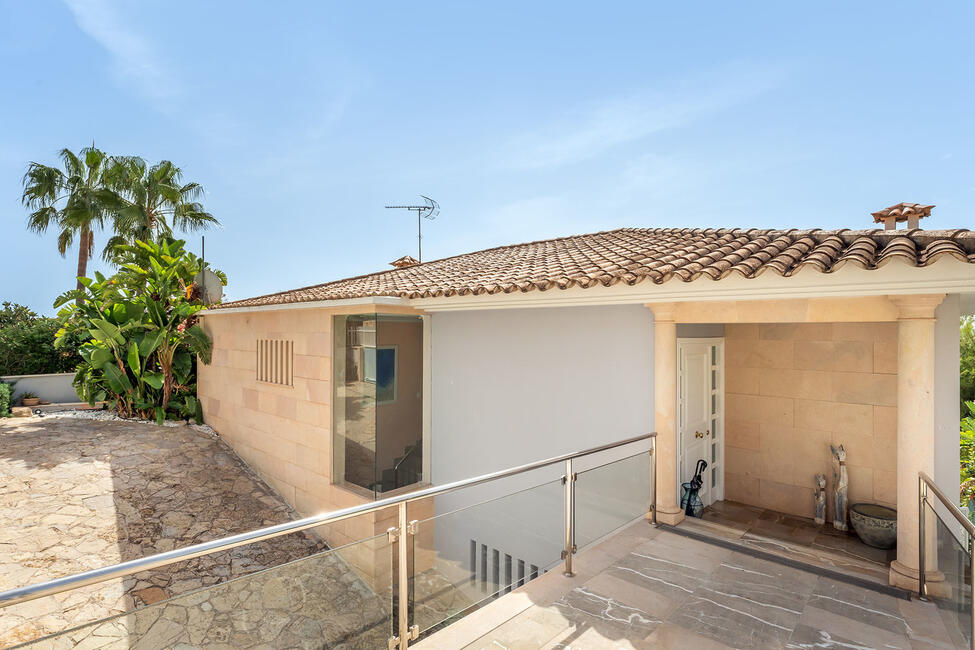 Elegante villa con piscina y vistas al mar en Bendinat