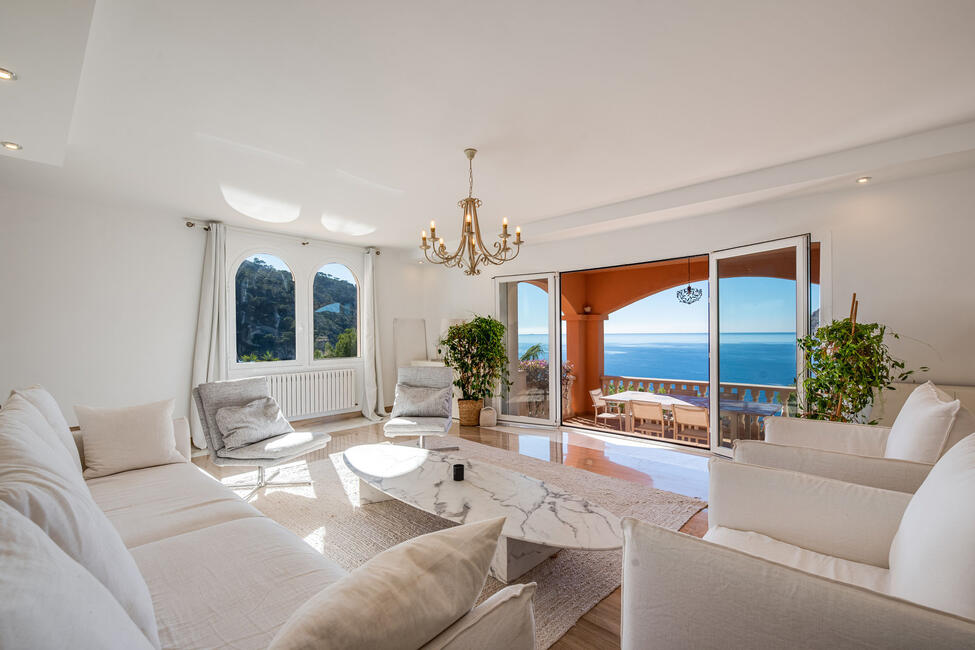 Luxury villa in 1st sea line with rental license in Camp de Mar